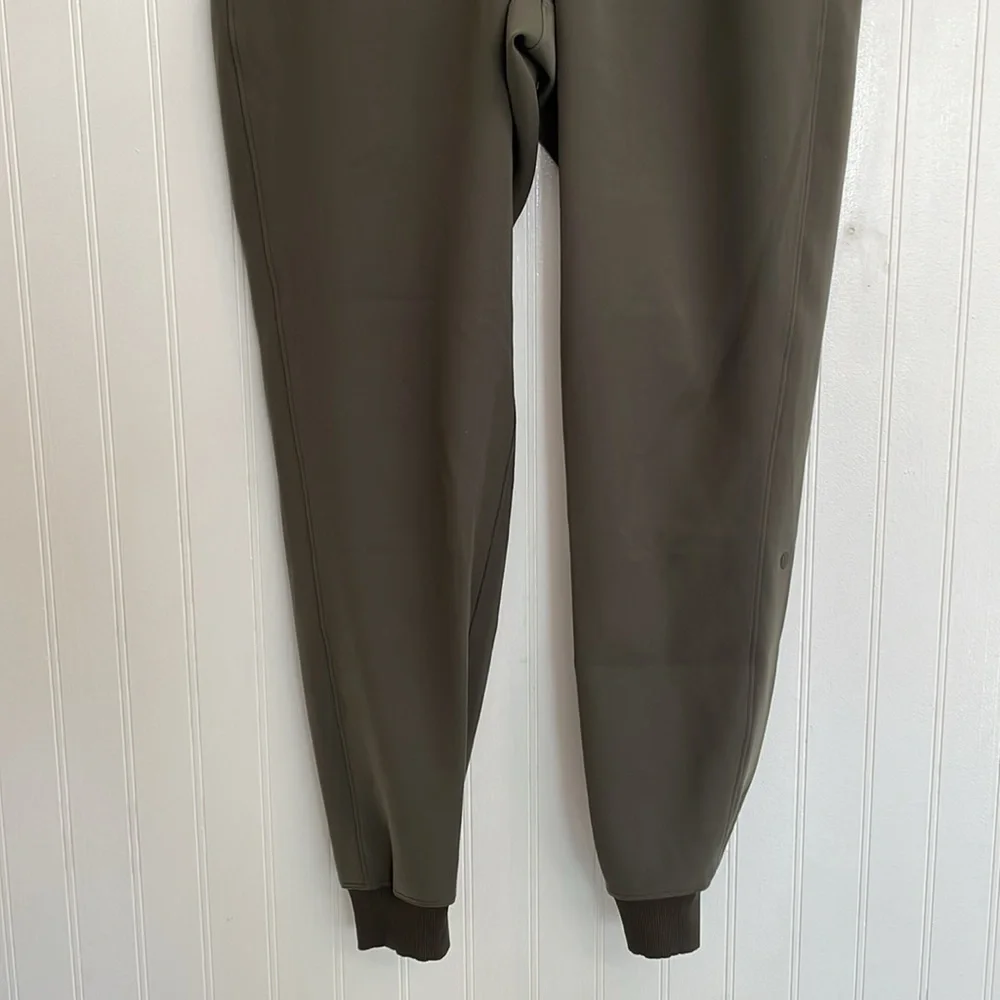 LULULEMON On the Fly Jogger in Dark Olive Size 6